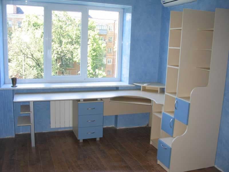 Рабочий стол в детской комнате. Раскладывающийся письменный стол для двоих детей